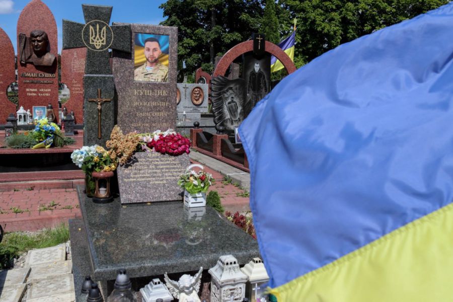 На Алеї Слави вшанують загиблих Героїв. Фото: міська рада