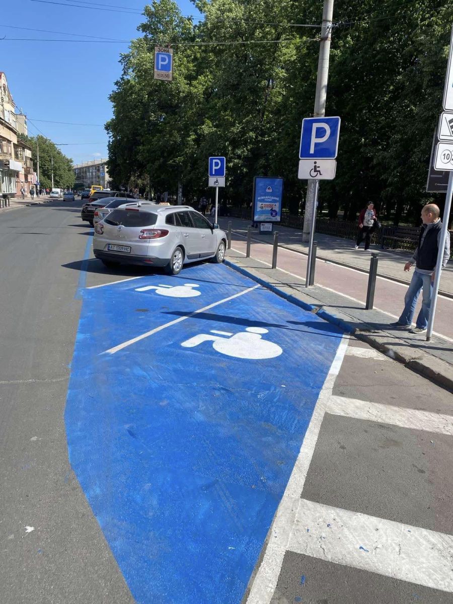 Вартість послуги платного паркування — 10 гривень за годину