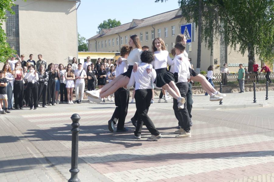 Учні зважились затанцювати просто на пішохідному переході