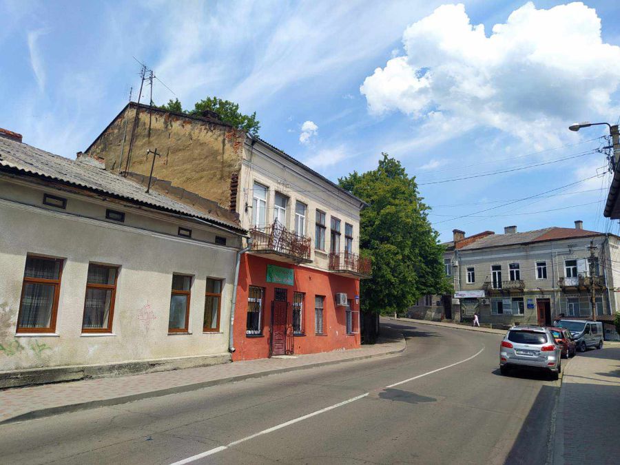 В аукціоні на ремонт будинку коштом міського бюджету брав участь Ігор Чура, який приватизував тут приміщення