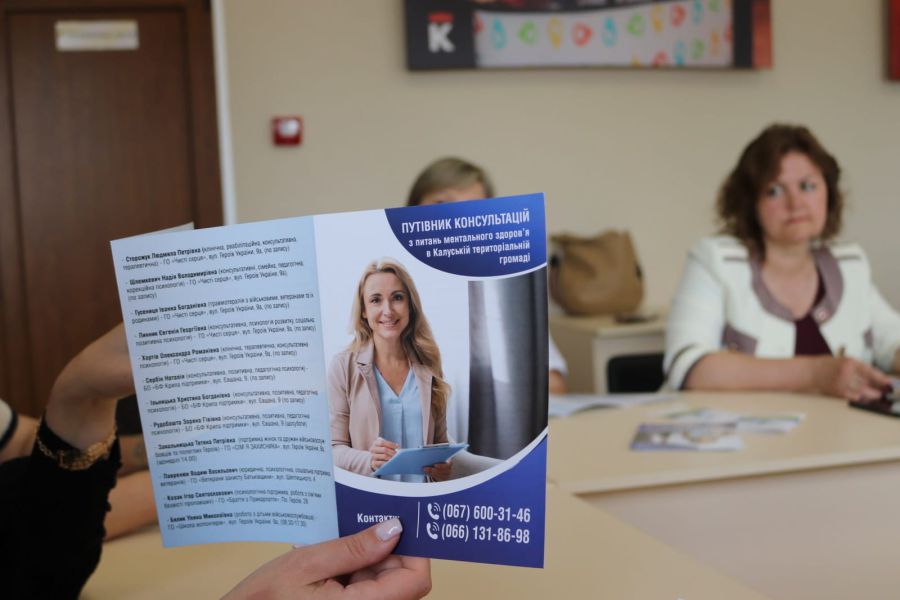 У буклеті є відомості про напрямок роботи кожного фахівця, робочі години та адресу місця праці. Фото: міська рада