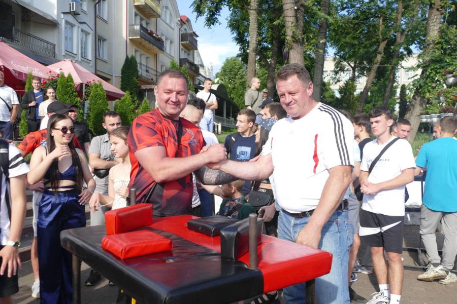 У ваговій категорії понад 85    переможцем став директор Студінської гімназії Юрій Лилак