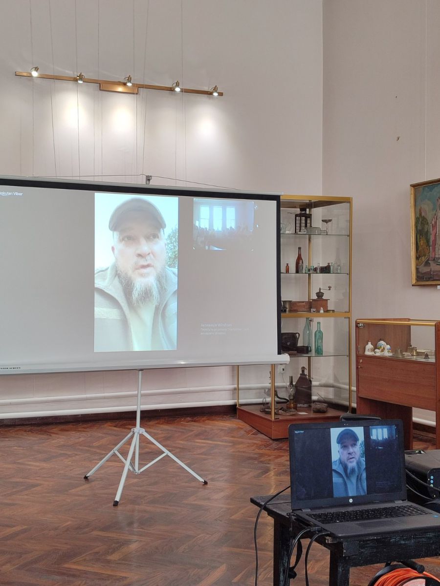 З учасниками презентації онлайн спілкувався один із авторів, військовослужбовець Олександр Коваль. Фото: Олег Відливаний