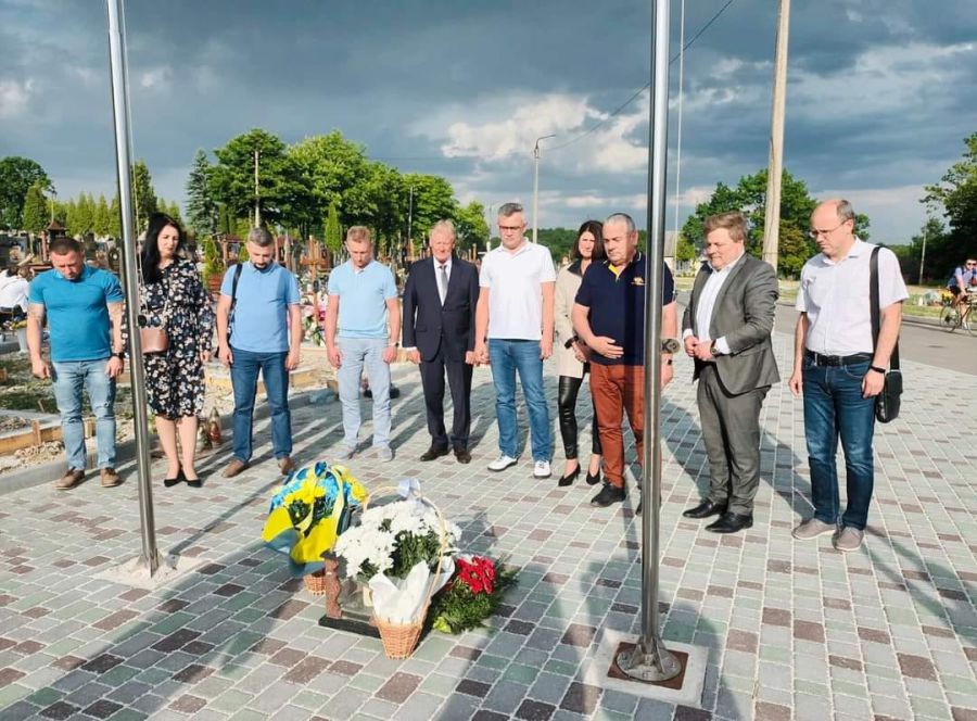 Делегації відвідали Алею Слави і віддали шану полеглим Героям