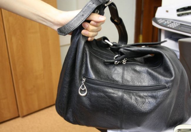 Ілюстроване фото. Чоловік викрав гроші із жіночої сумки