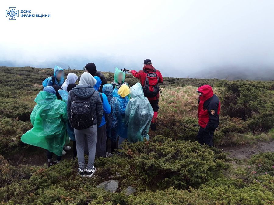 Гірські рятувальники розшукали групу туристів, які заблукали 