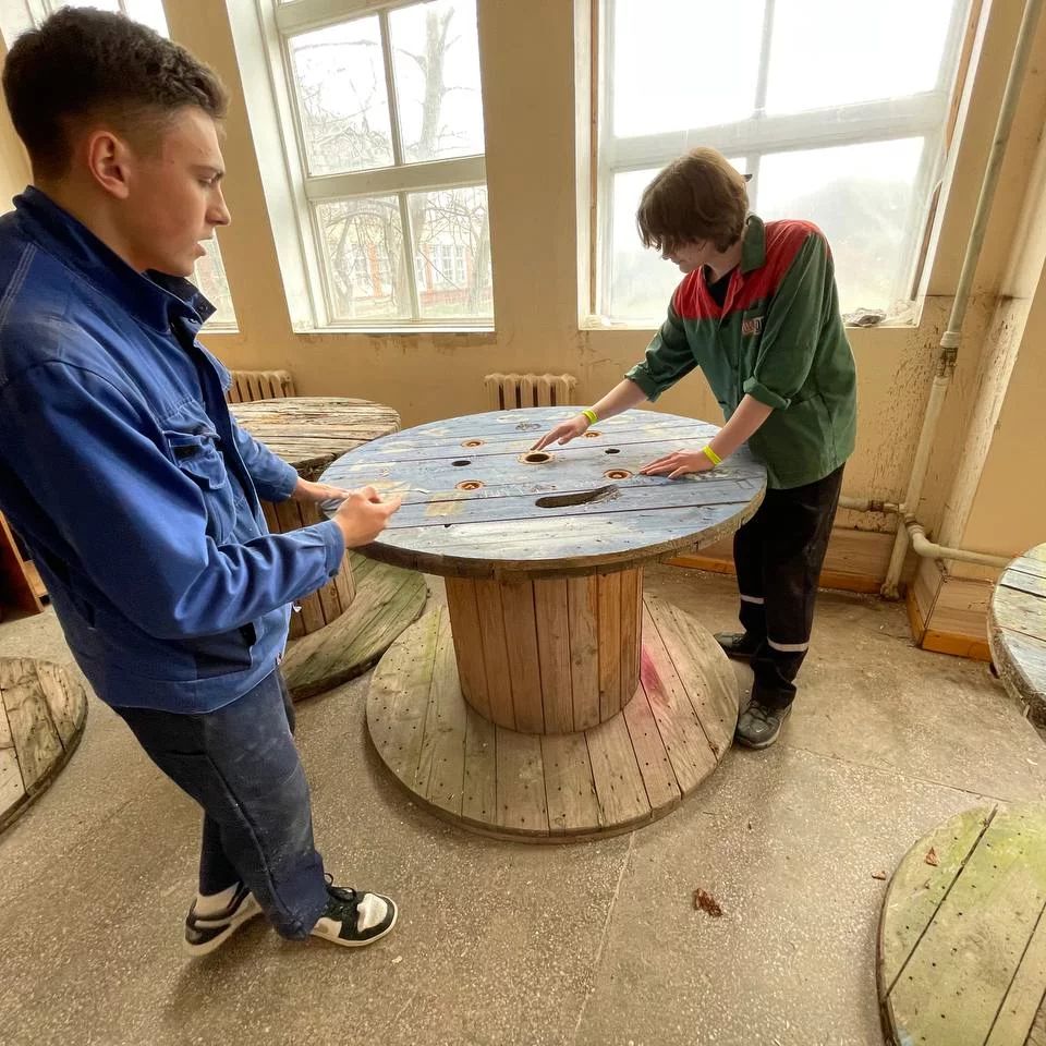 Мінікомпанія «Builder Joiner» з Калуша пропонувала столи та лавки з котушок