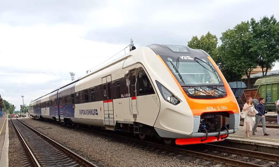 Поїзд також зупинятиметься на станціях Ходорів, Бурштин, Галич, Делятин, Микуличин