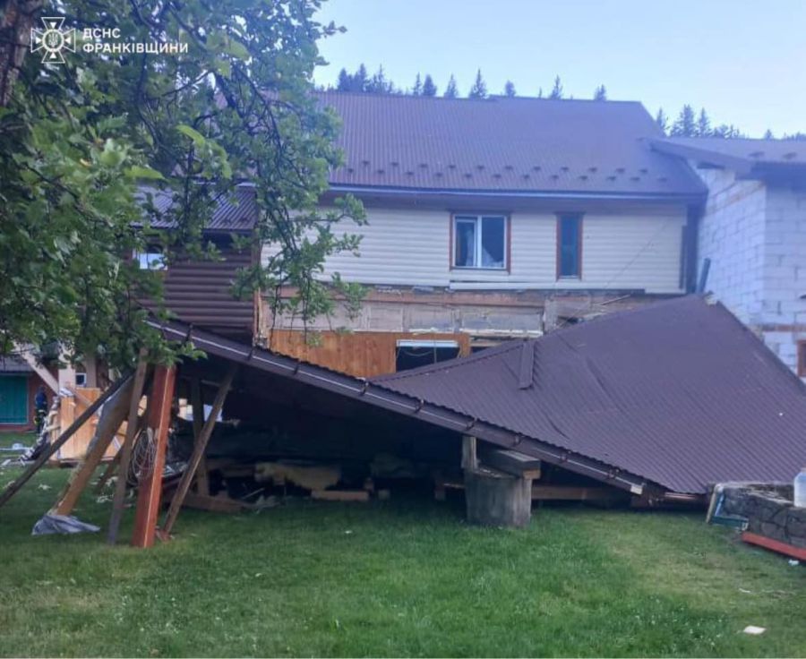 Рятувальника допомогли вибратись жінці з-під завалів.