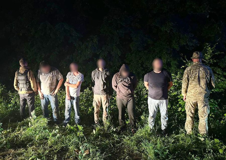 Групу порушників та провідника затримали