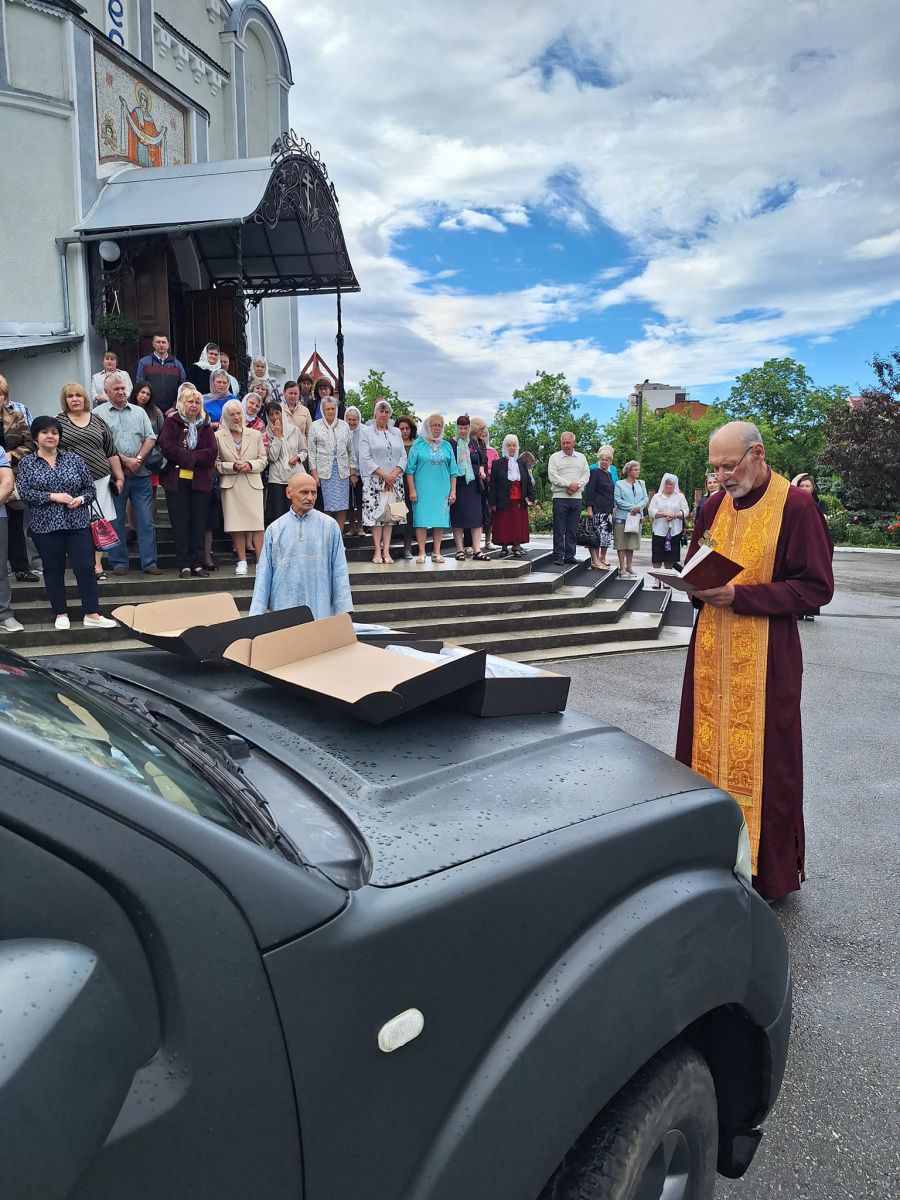 Nissan Navara освятили біля Собору Святих Землі Української