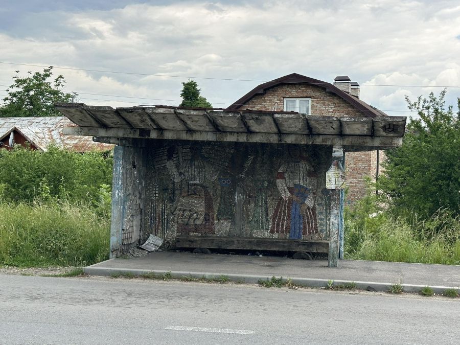 Деякі зупинки в Хотіні перебувають в аварійному стані. Фото: Юрій Погинайко