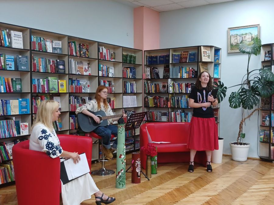 Музичний супровід під гітару створила Яринка-Яворинкаґ. а хореографію — Даринка Митровцій