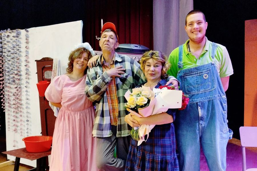 Виставу «Рятуйте, мене женять!» калуський театр «Силентіум» готував понад місяць. Фото: Марія Сорока