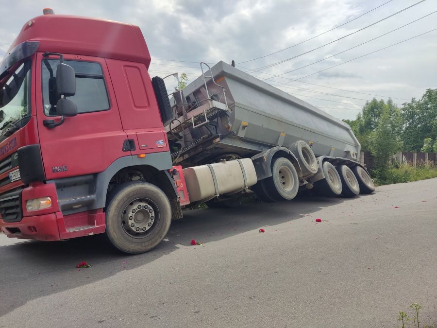 Внаслідок ДТП ускладнений рух об'їзною дорогою (вулицею Довга)