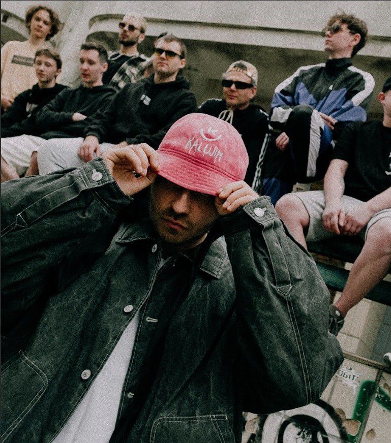 Фокус-треком альбому стала пісня "Тебе не попустить"