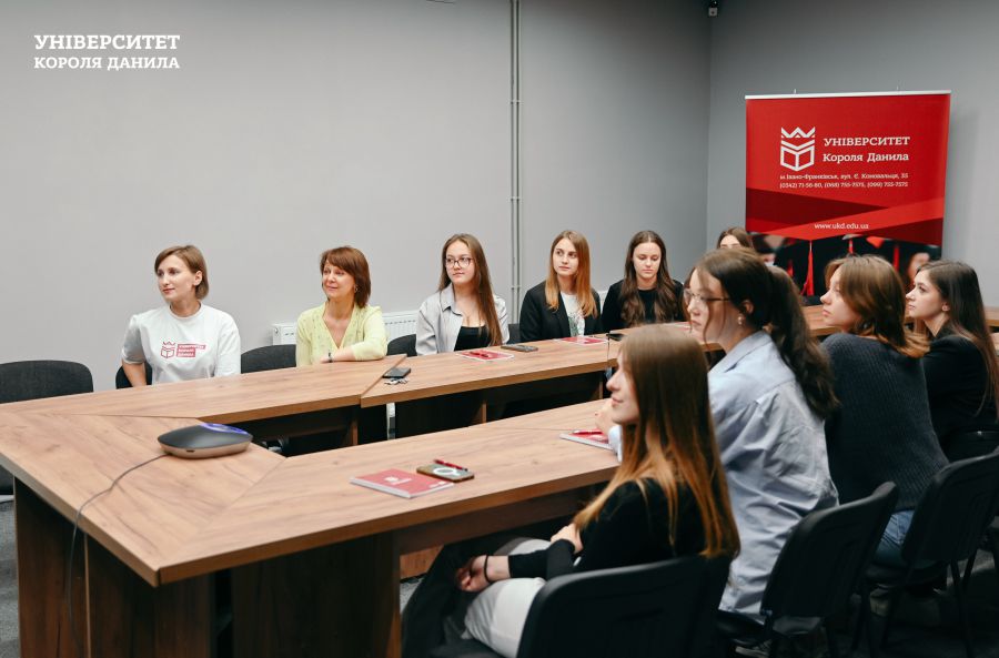 Університет Короля Данила з радістю відгукнувся на ініціативу та закупив матеріали для картин. 