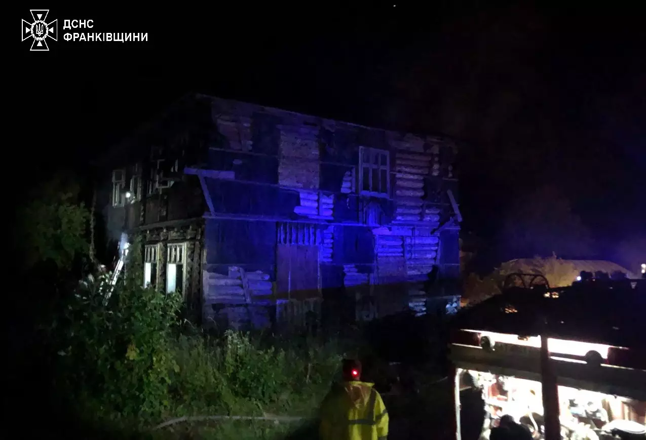 На місці події, вогнеборці оперативно локалізували та ліквідували пожежу.