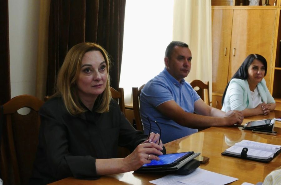 За допомогою планшетів депутати поіменно голосують на засіданнях