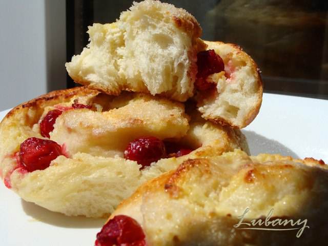 Рецепт булочок з вишнями припаде до смаку вашим рідним.