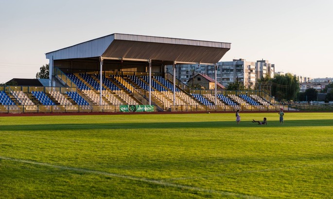 За останній тиждень працівники «Спорт-арени» покосили 13 полів на стадіонах.