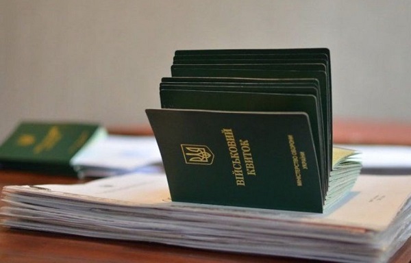 Ілюстроване фото. Перевіряється документ завдяки QR-коду. 