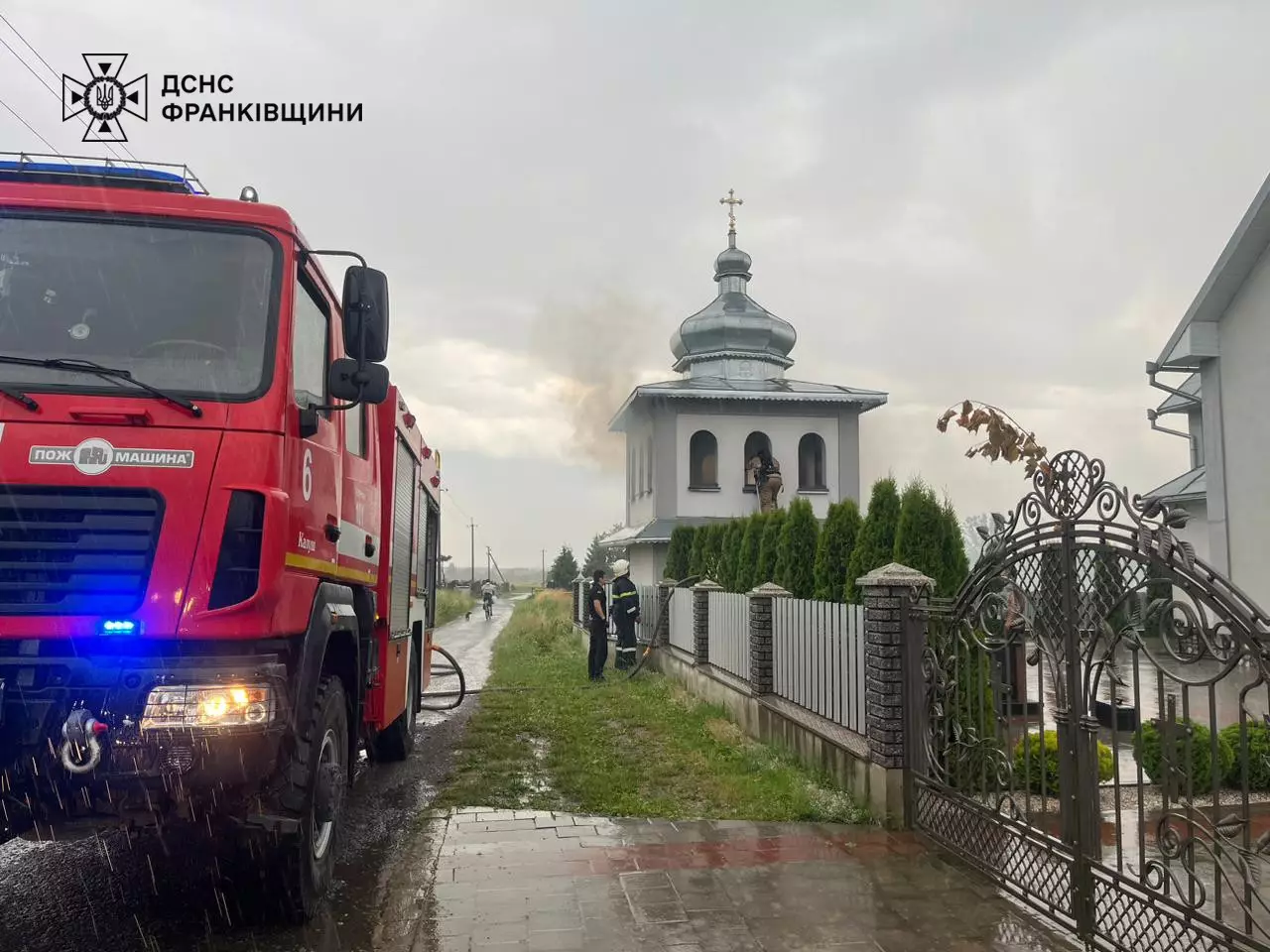 Дах та стіни дзвіниці не постраждали — тільки останні обкіптявіли