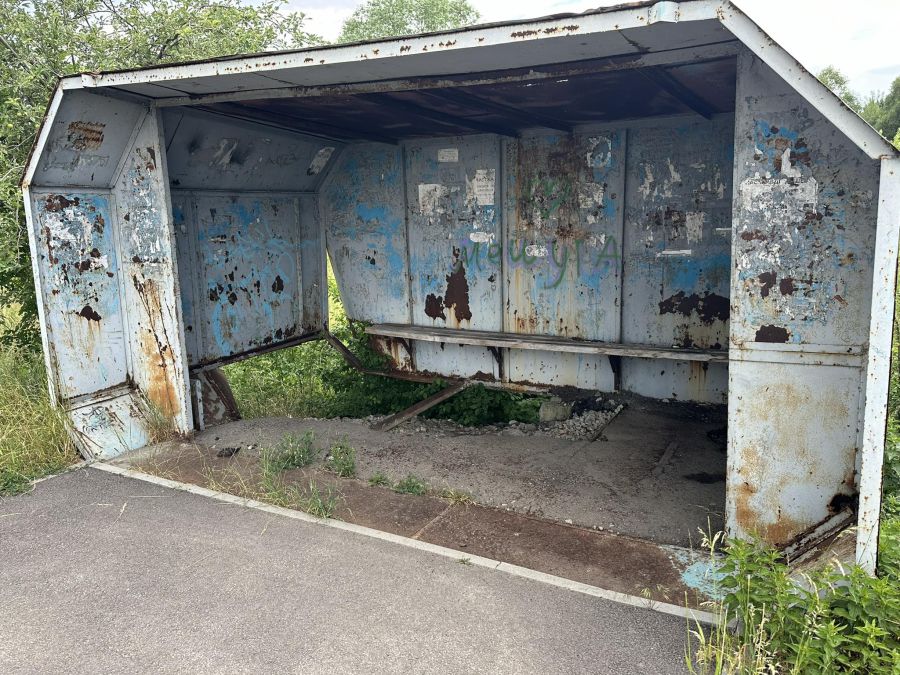 Калуська влада просить Службу автомобільних доріг відремонтувати автобусні зупинки у Хотіні