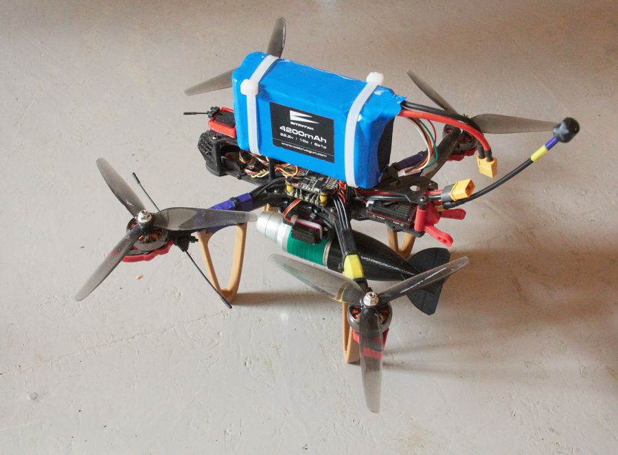 У перші дні хлопці вивчають будову дрона, загальні принципи пілотування