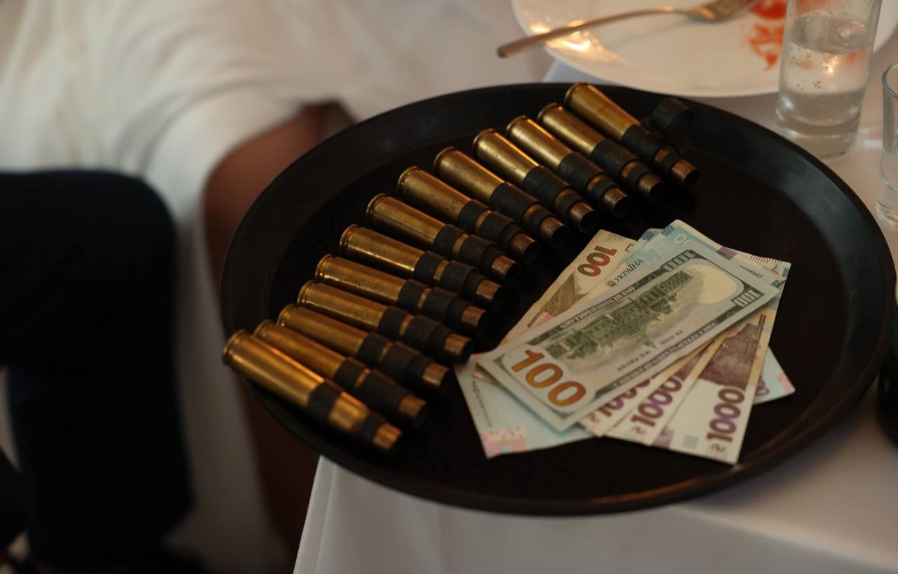 Молодята на своєму весіллі організували аукціон та зібрали кошти для ЗСУ