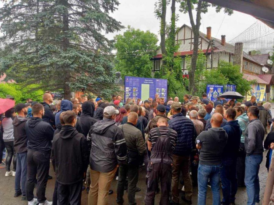 Люди вимагають, щоб блокпост прибрали