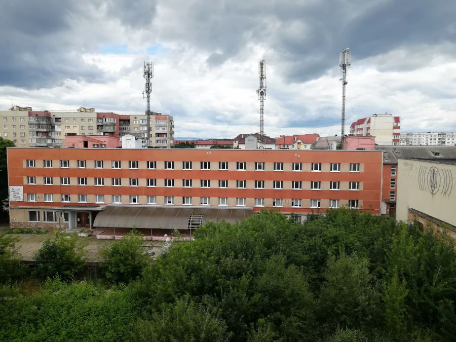 Проєкт передбачає як реконструкцію наявних будівель, так і нове будівництво на площі Героїв