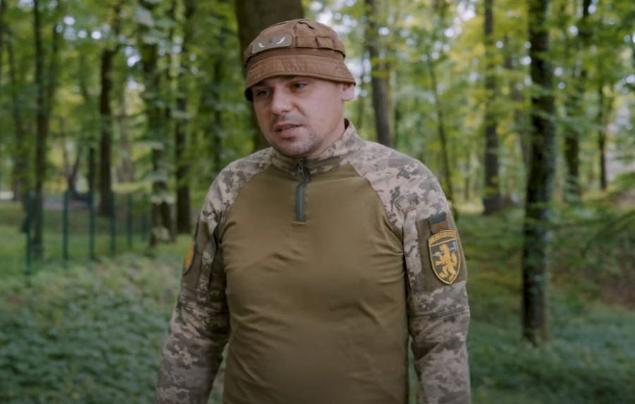 Військовий  був поранений осколками, один з яких пробив бронежилет і ледь не дійшов до серця.