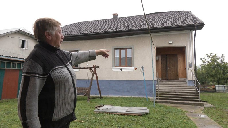 Уламки ракети, які влучили в її обійстя, Галина Дмитрів знаходить досі. 