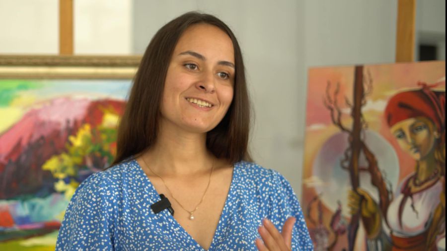 Юлія Багринівська представила свої три роботи — два пейзажі й патріотичну композицію 