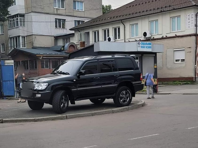 Водій пояснив, що дуже поспішав і не знайшов належного місця для паркування
