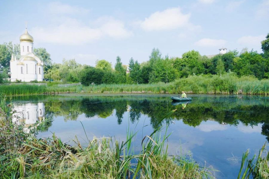 Комунальники дістали з водойми чимало сміття: тут були і колеса, і пакети з відходами