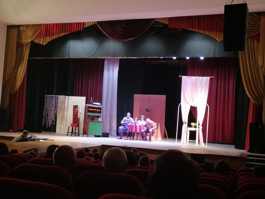 У номінації "Молодіжний театр" калуський "Силентіум" представив виставу "Рятуйте, мене женять!". Фото: Олена Мазур