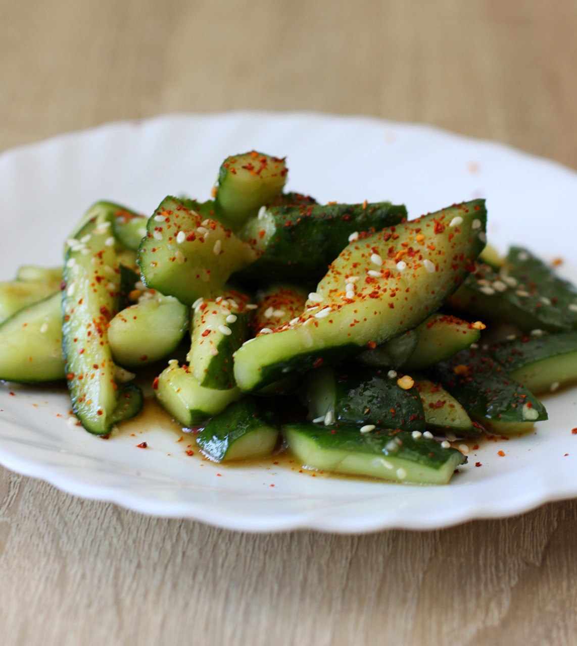 Огірки ретельно відтиснути від рідини. Додати соєвий соус, цукор, тиснений часник, олію. Перемішати.