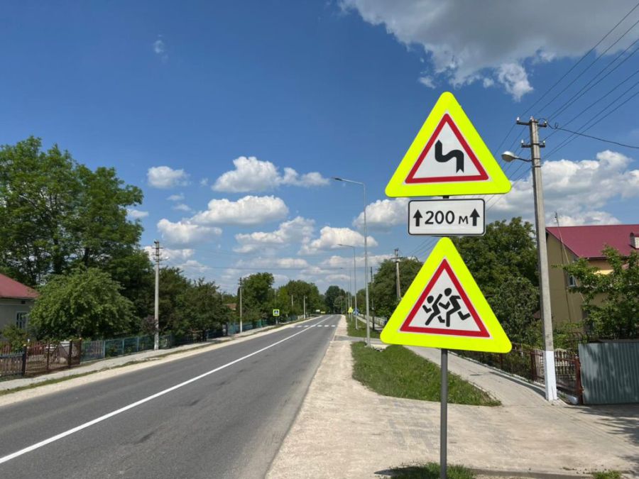 Ілюстроване фото. Цього разу планують закупити 171 дорожній знак, 342 кріплення знаків і 40 оцинкованих металевих стійок