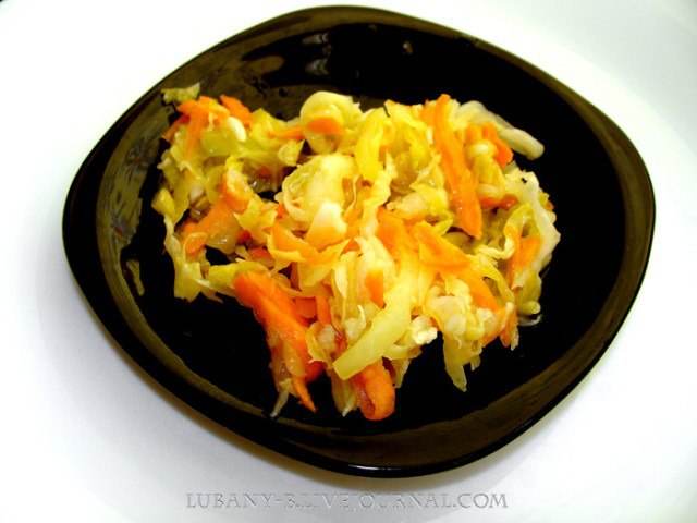 Насамкінець Закип'ятити воду з цукром і сіллю. Гарячим залити капусту. Накрити тарілкою і зверху помістити груз