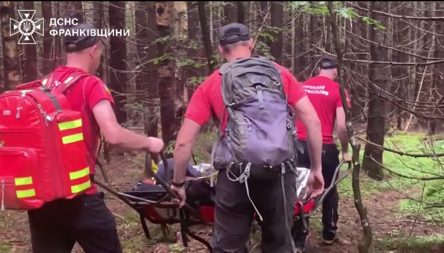 Рятувальники допомогли туристу, який травмував ногу в горах. Фото: скрін із відео