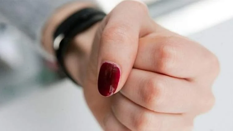 Ілюстроване фото. Обвинувачена вдарила постраждалого кулаком в обличчя