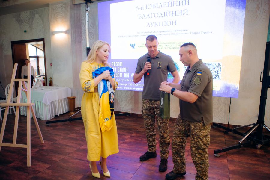 За вечір вдалось зібрати майже 2,5 мільйона гривень, які будуть спрямовані на підсилення нацгвардійців