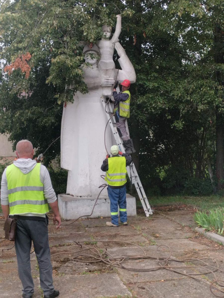 "Цей постамент нам легко піддався і до двох годин ми впорались", — розповідає Роман Скибіцький