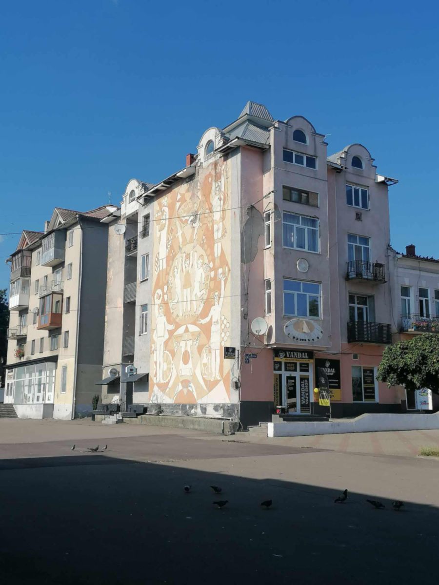 Капремонт фасаду включатиме укріплення аварійного балкона, відновлення штукатурки та панно