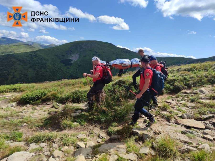 Гірські рятувальники прибули до місця знаходження  туристів та надали дівчині домедичну допомогу дівчині