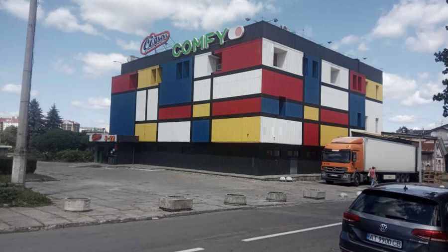 Міська влада хоче спонукати магазини нарешті взятися за влаштування місць для паркування