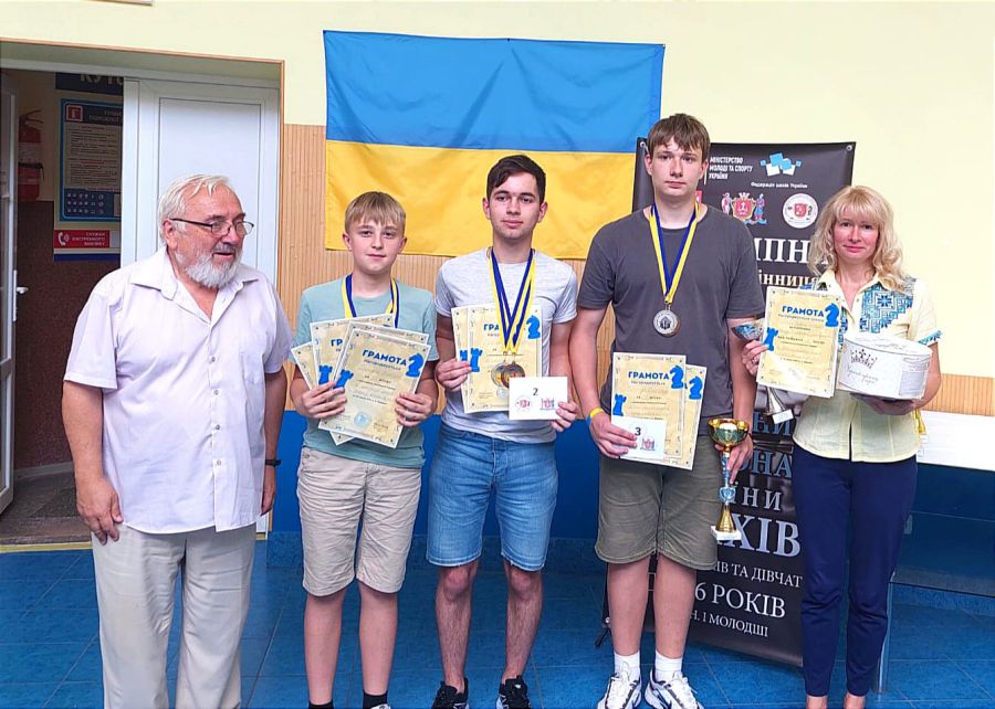 Максим Гречаний (на фото — посередині) навчається в Калуському ліцеї імені Дмитра Бахматюка