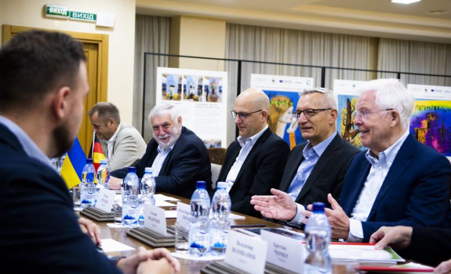 Урядовці розраховують, що нові сміттєпереробні заводи в цих регіонах запрацюють до 2034 року